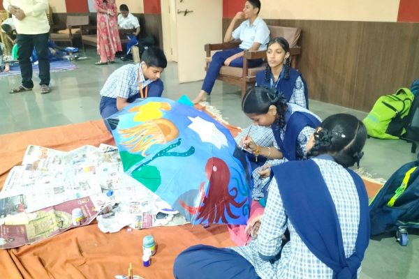 कलाविषयानुसार - छत्रीला रंग देणे - हडपसर शाळा (1)